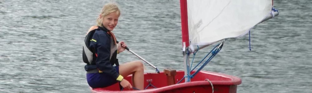 Optimist zeilen in de zomer