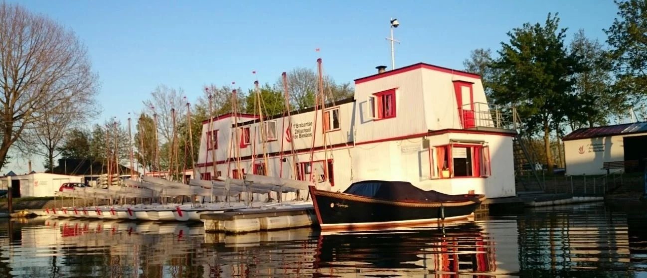 Woonboot Zeilschool de Biesbos